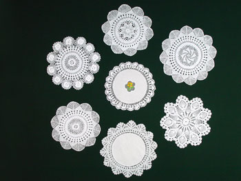 http://www.indiaenterprise.com/crochet_patterns/table_cloths_linen/table_cloth_images/table-centerpiece-round-doilies-RHCTC2.jpg
