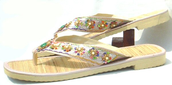 Flip flop with rattan footbed
