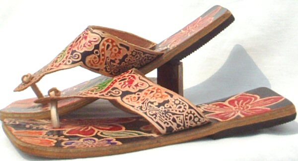 Flip flop with rattan footbed