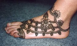 Raun Harman henna design